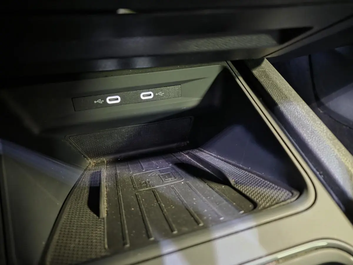 Gros plan sur la zone de recharge sans fil et deux ports USB-C éclairés à l'avant dans une CUPRA Formentor 2022.