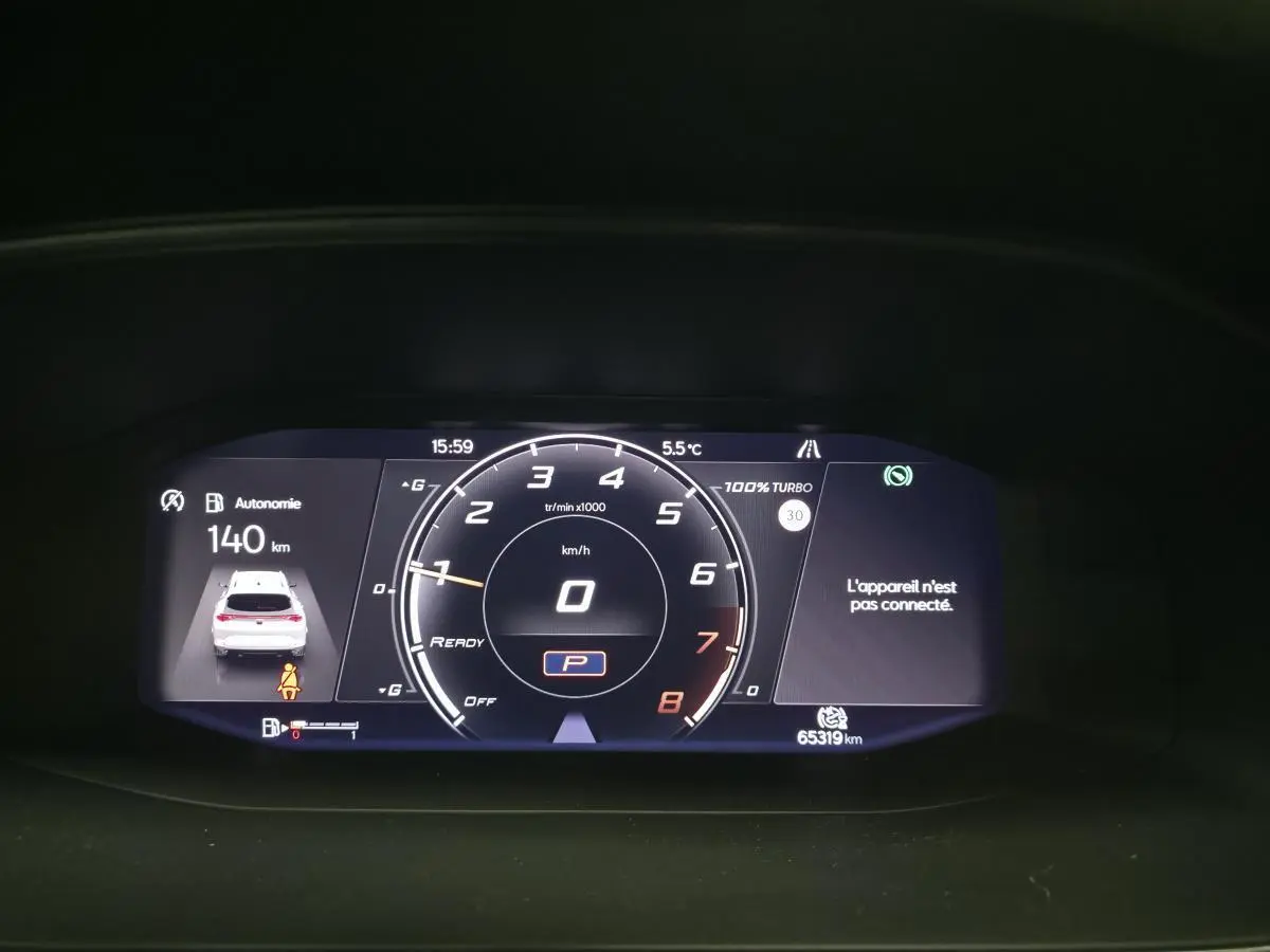 Affichage numérique du tableau de bord du CUPRA Formentor 1.5 TSI, indiquant 140 km d'autonomie et 0 km/h.