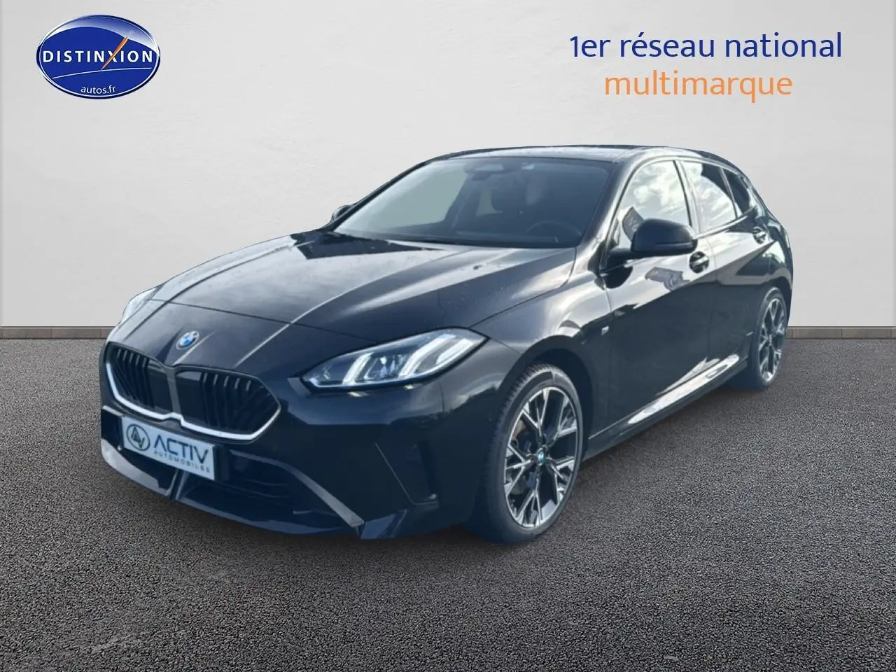 BMW Série 1 noire vue en 3/4 avant droit, mettant en valeur ses phares LED et jantes alliage.