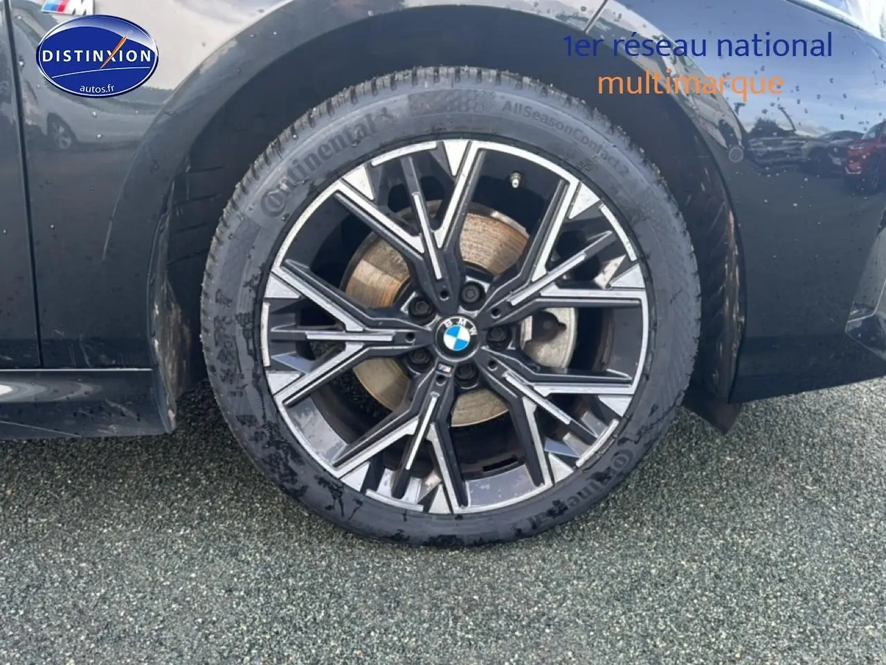Gros plan sur la roue avant droite d'une BMW Série 1 noire avec jante alliage au design sportif M.