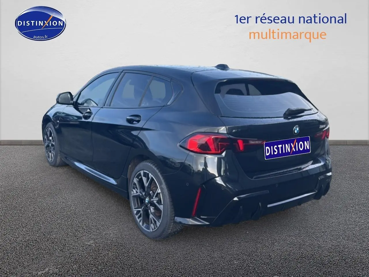 BMW Série 1 noire vue en 3/4 arrière droit, avec feux arrière LED et jantes alliage distinctives.