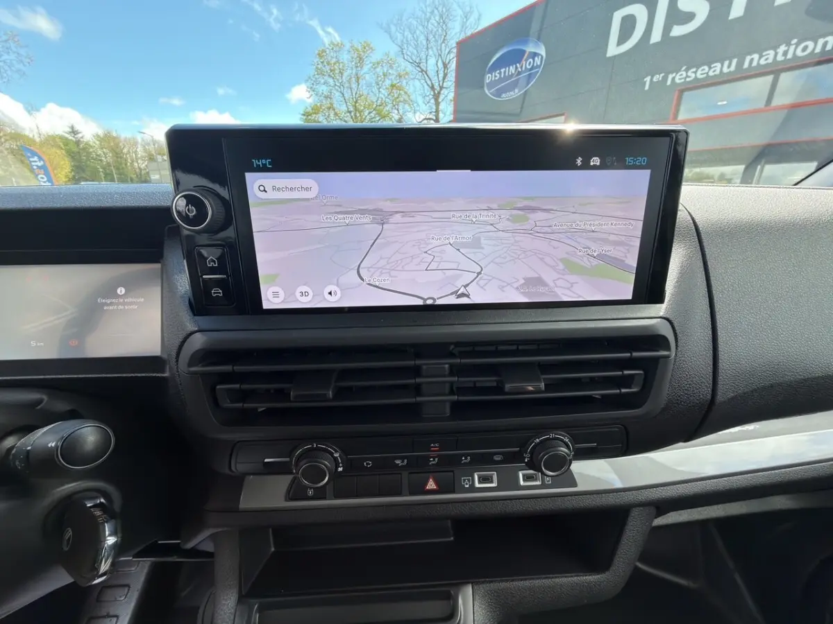 Vue intérieure du tableau de bord du Citroën Jumpy 2026 avec écran tactile GPS et commandes de climatisation visibles.