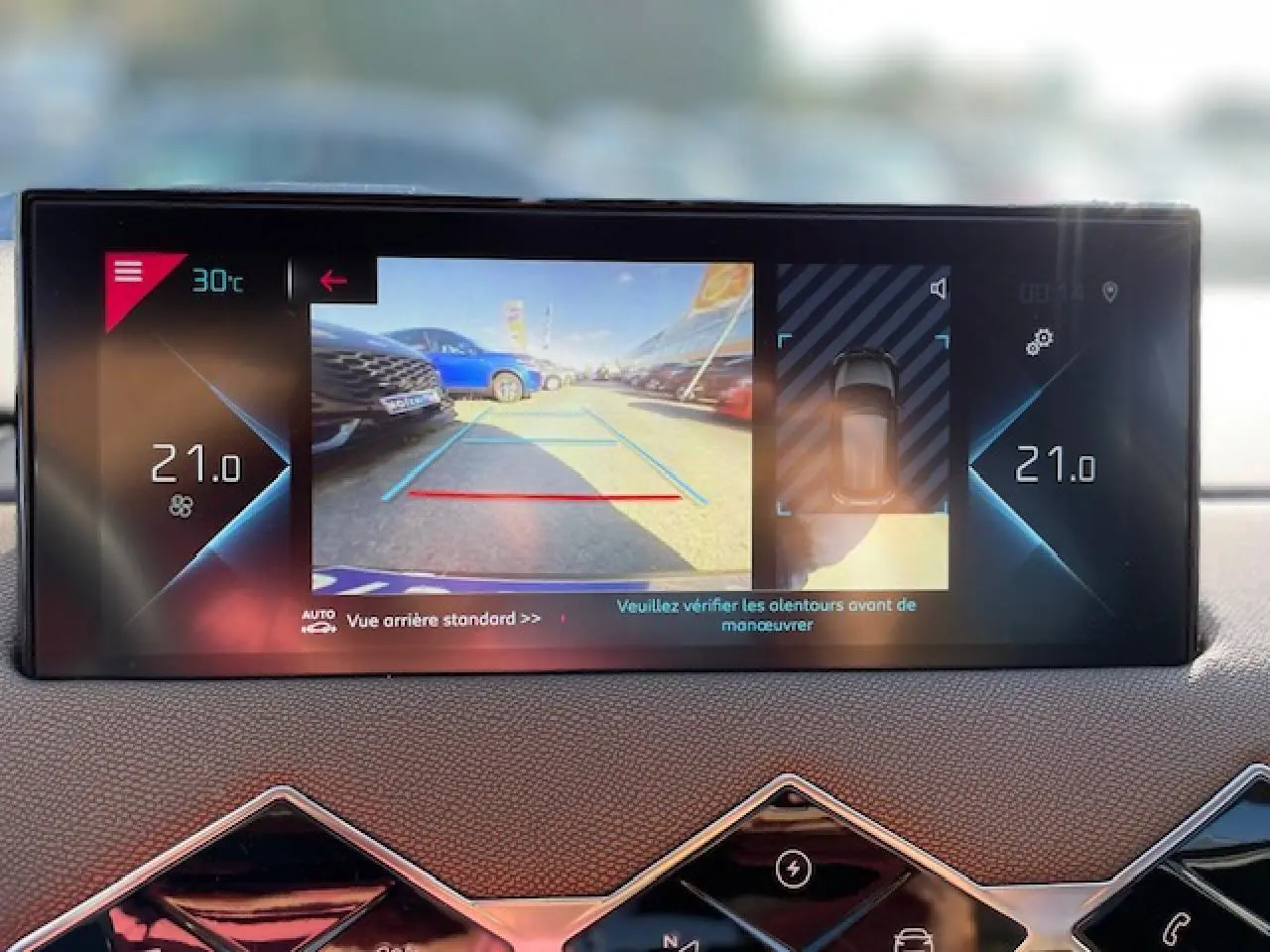 Écran tactile du tableau de bord du DS3 Crossback E-Tense 2021 montrant la caméra de recul et la température intérieure.