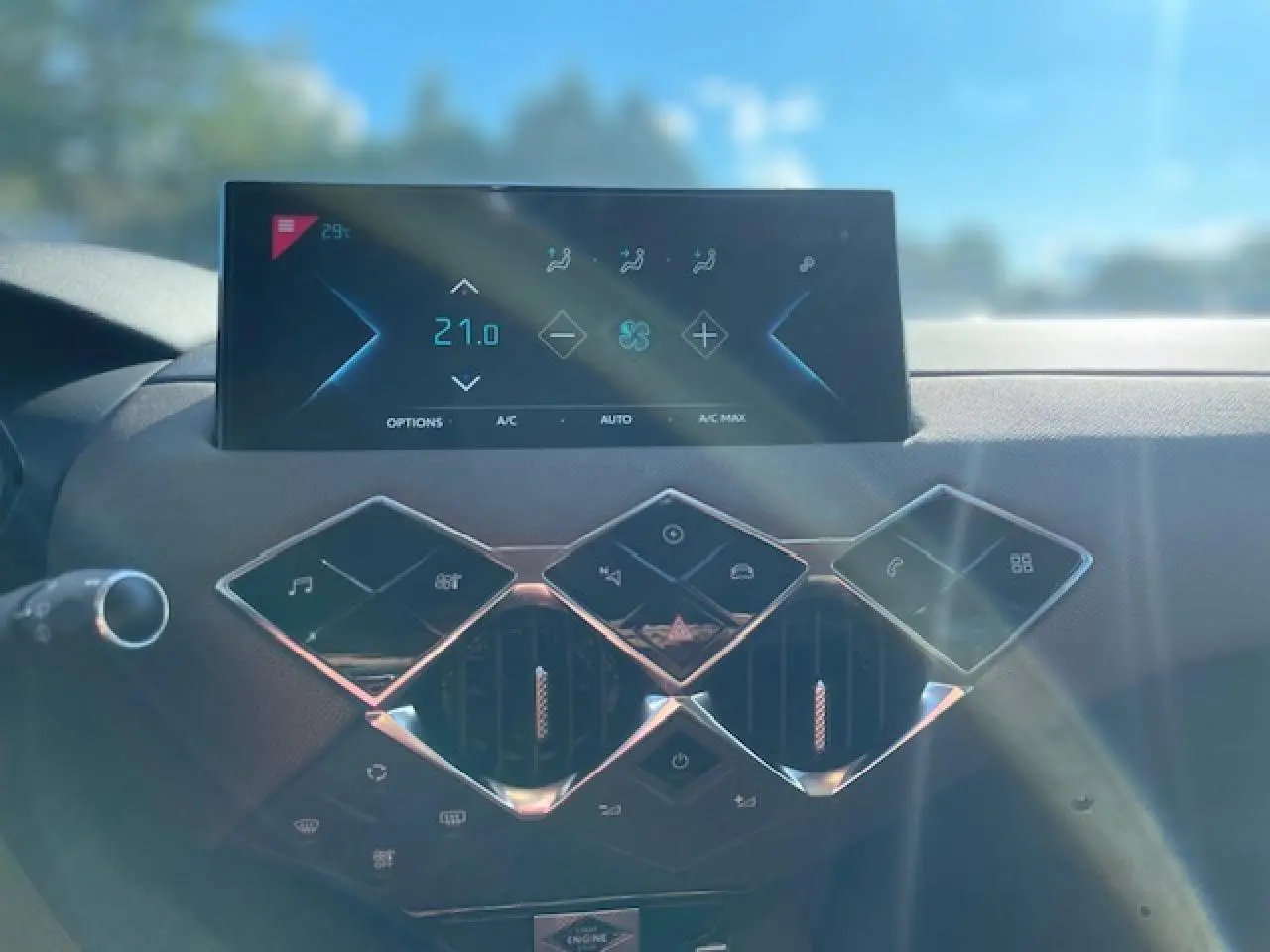 Détail du tableau de bord du DS3 Crossback E-Tense 2021 montrant l'écran tactile de climatisation et les commandes en losange.