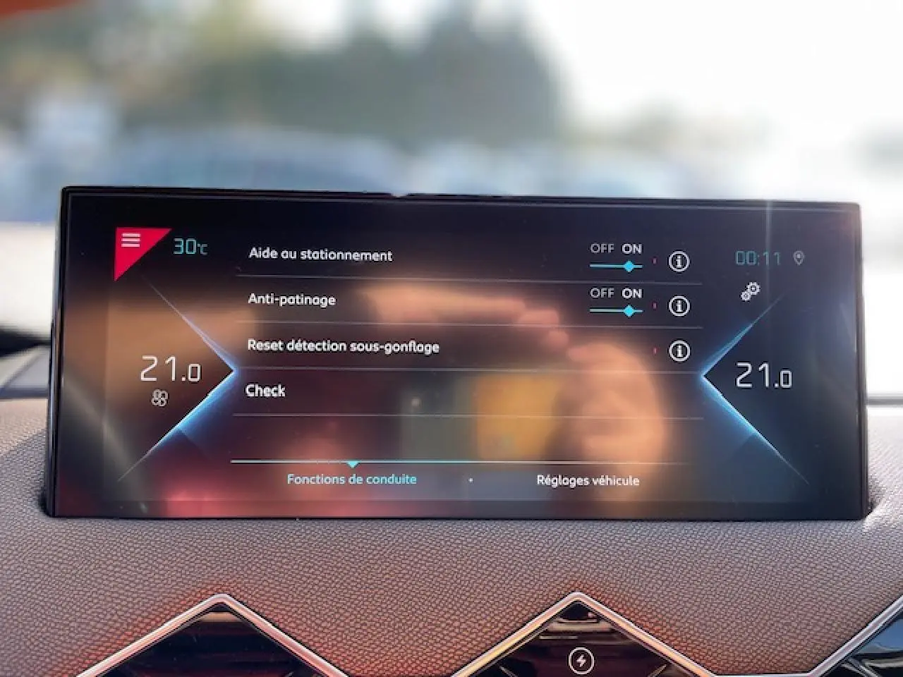 Écran tactile du tableau de bord du DS3 Crossback E-Tense 2021 affichant les aides à la conduite et la température intérieure.