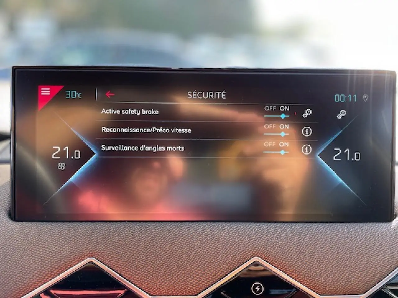 Écran tactile intérieur affichant les réglages de sécurité du DS3 Crossback E-Tense en gros plan.