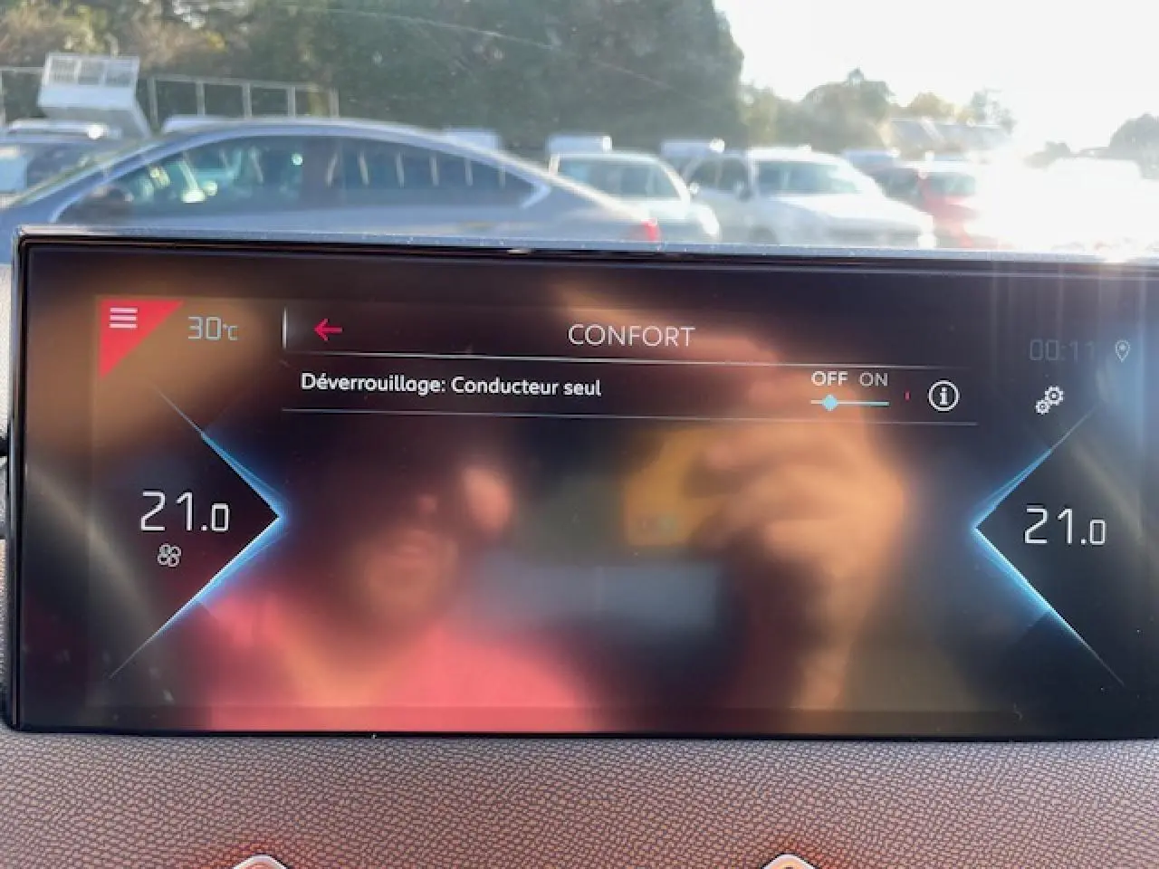 Écran tactile intérieur du DS3 Crossback E-Tense 2021 affichant la température à 21°C et le mode confort.