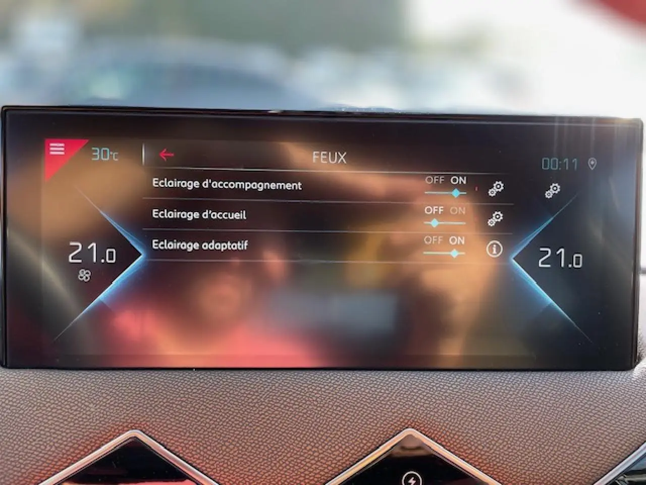 Écran tactile intérieur du DS3 Crossback E-Tense 2021 affichant les réglages des feux et la climatisation à 21°C.