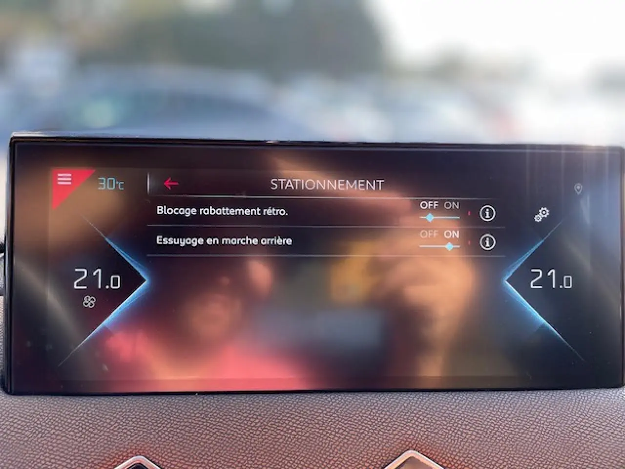 Écran tactile intérieur du DS3 Crossback E-Tense 2021 affichant les réglages de stationnement et la température à 21°C.