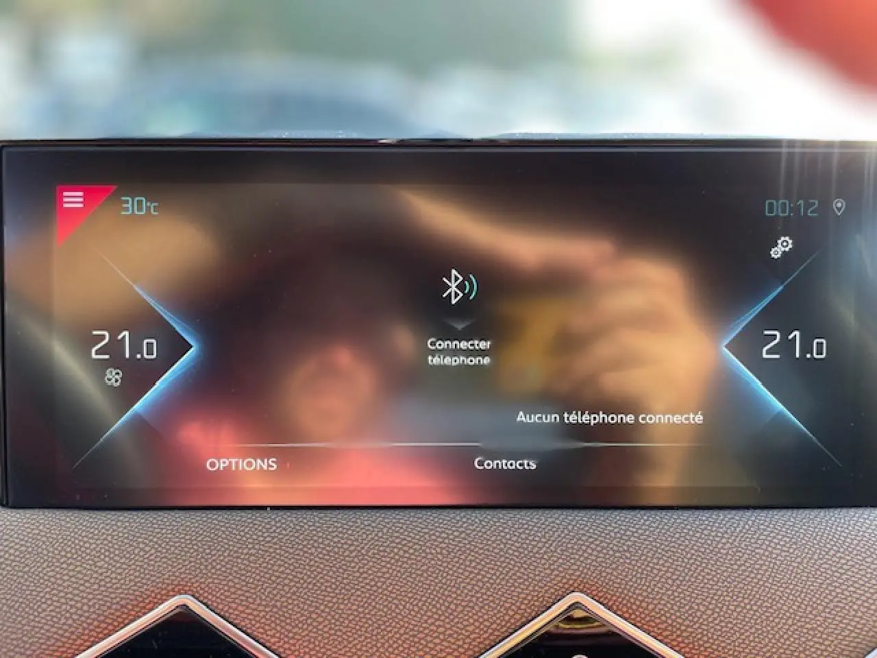 Écran tactile du tableau de bord du DS3 Crossback E-Tense affichant la climatisation et la connexion Bluetooth.