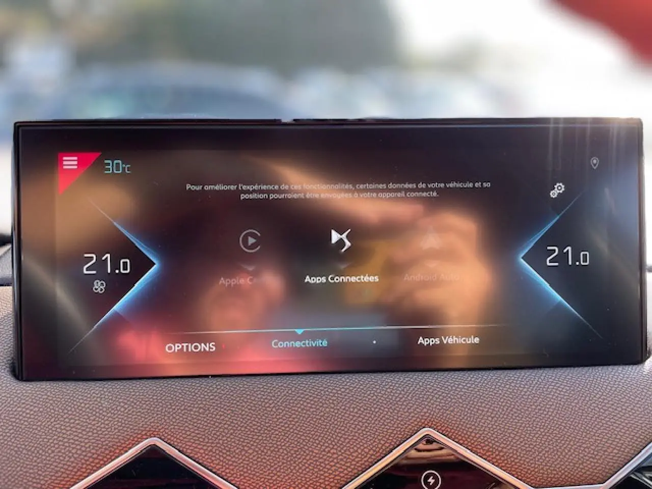 Écran tactile central du DS3 Crossback E-Tense 2021 affichant la connectivité et la température intérieure à 21°C.