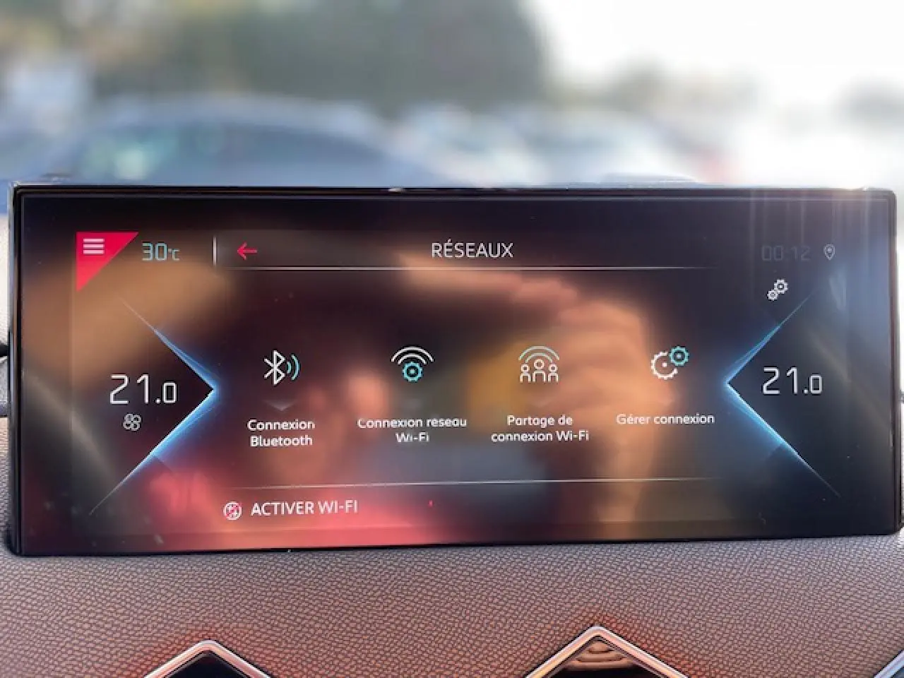 Écran tactile central du DS3 Crossback E-Tense 2021 affichant les options de connexion Wi-Fi et Bluetooth, intérieur brun.