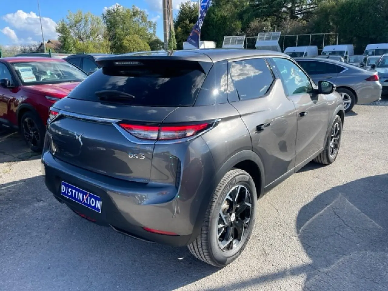 Vue 3/4 arrière droite du DS3 Crossback E-Tense gris platinium avec toit noir et jantes noires brillantes.