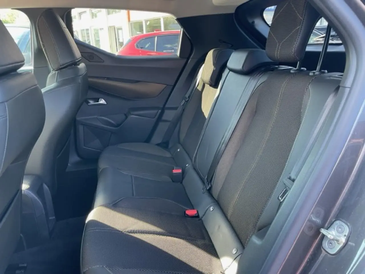 Vue intérieure côté droit de la banquette arrière noire du DS3 Crossback E-Tense 2021 avec détails des appuie-têtes et ceinture.