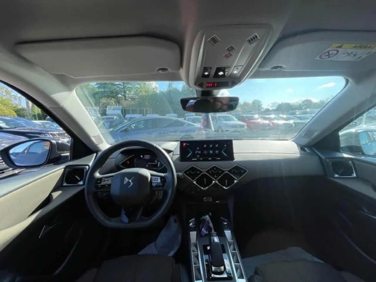 Vue intérieure avant du DS3 Crossback E-Tense 2021 gris platinium, avec tableau de bord numérique et écran tactile central.