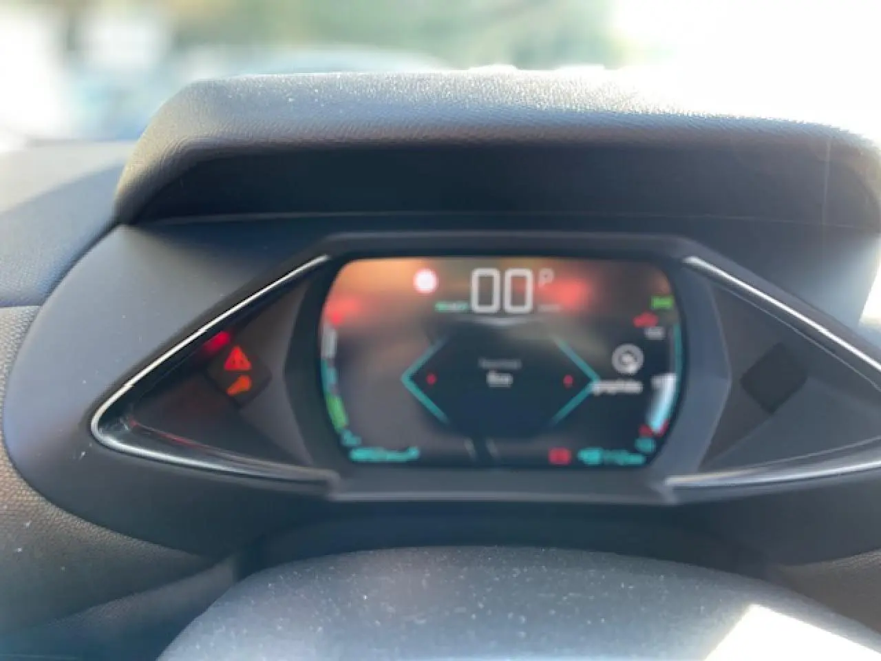 Vue rapprochée du combiné de bord numérique du DS3 Crossback E-Tense 2021, affichage digital lumineux.