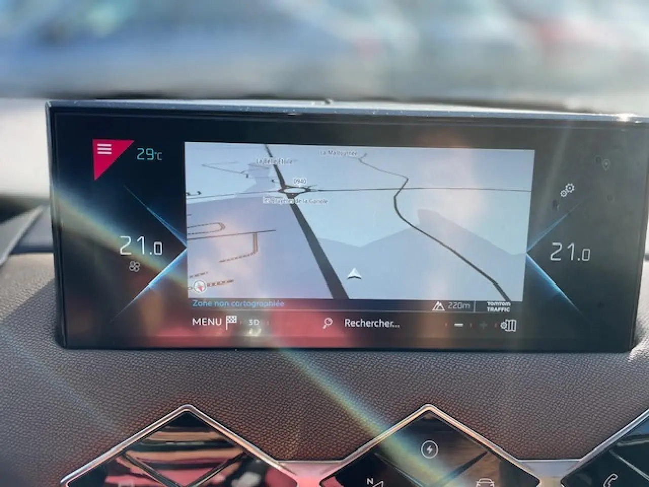 Écran tactile central du DS3 Crossback E-Tense 2021 affichant la navigation et la climatisation à 21°C.
