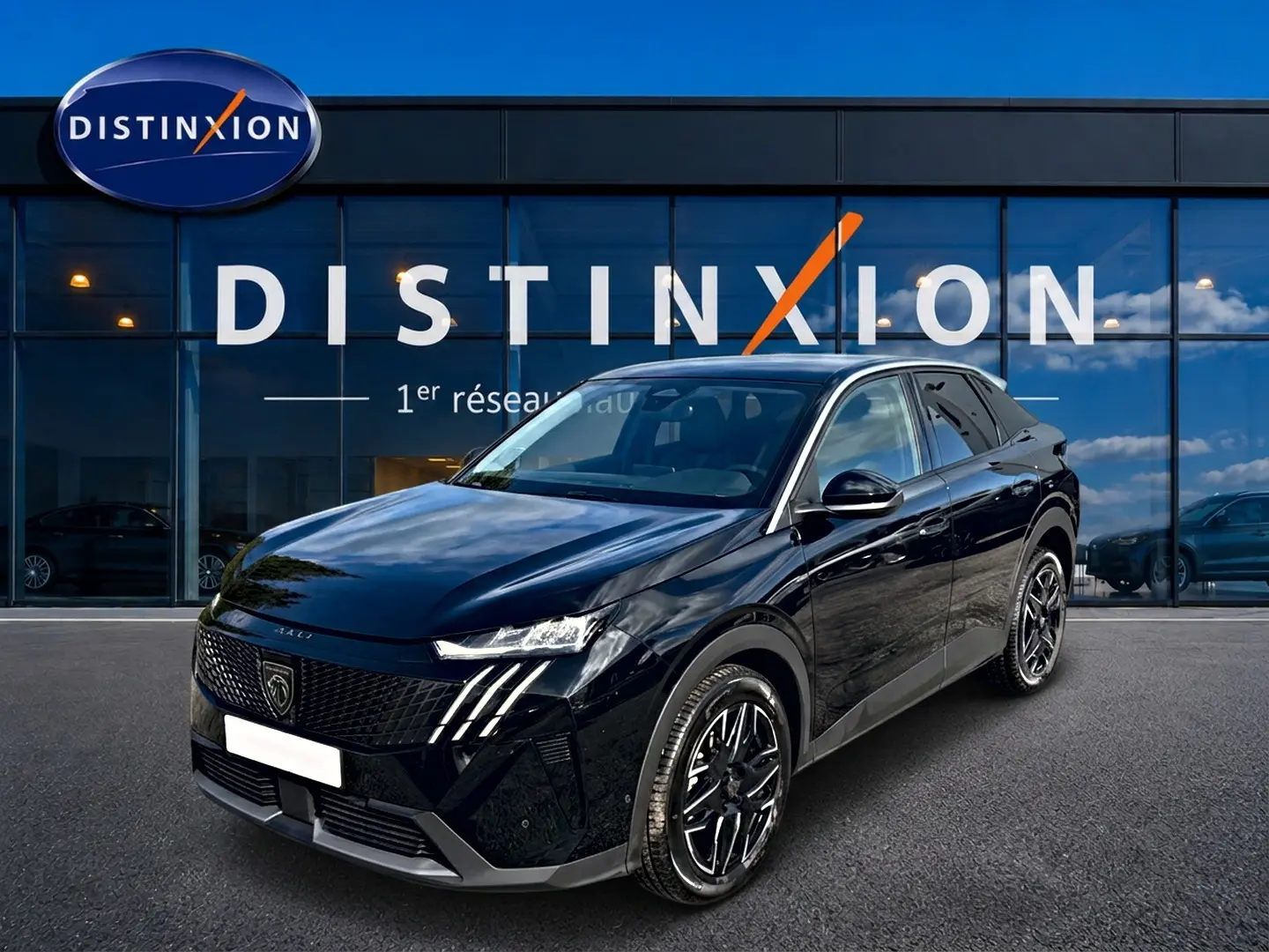 Peugeot 3008 noir vue 3/4 avant droit, avec calandre distinctive et jantes alliage noires devant showroom Distinxion.