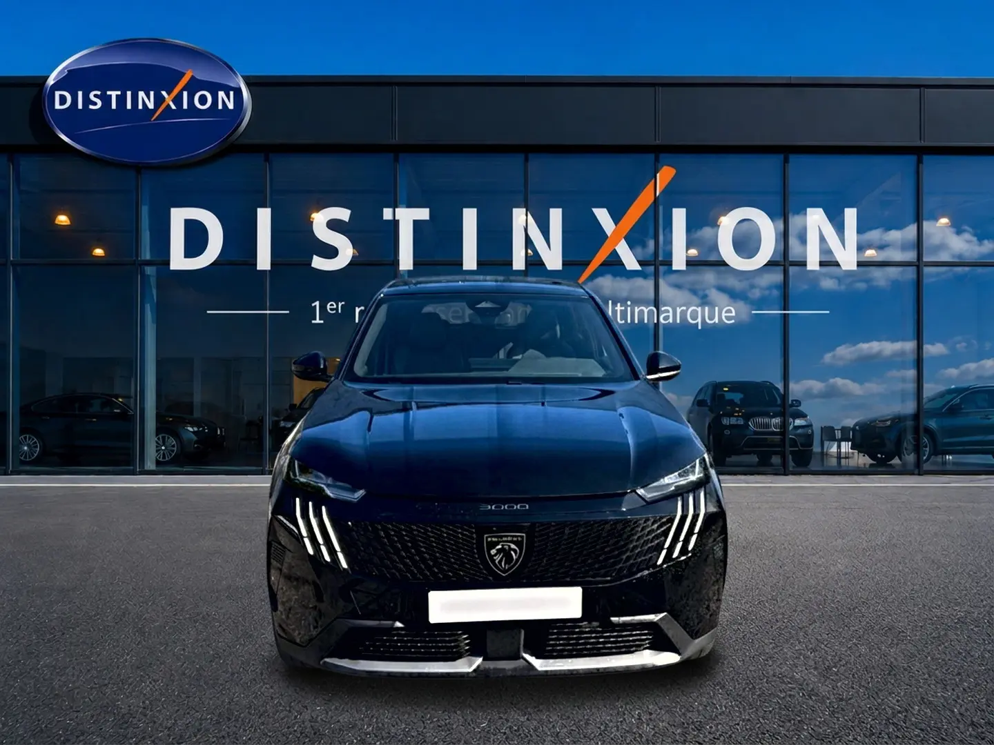 Vue frontale du Peugeot 3008 noir 2025 avec calandre distinctive et feux LED en griffes, devant une vitrine Distinxion.