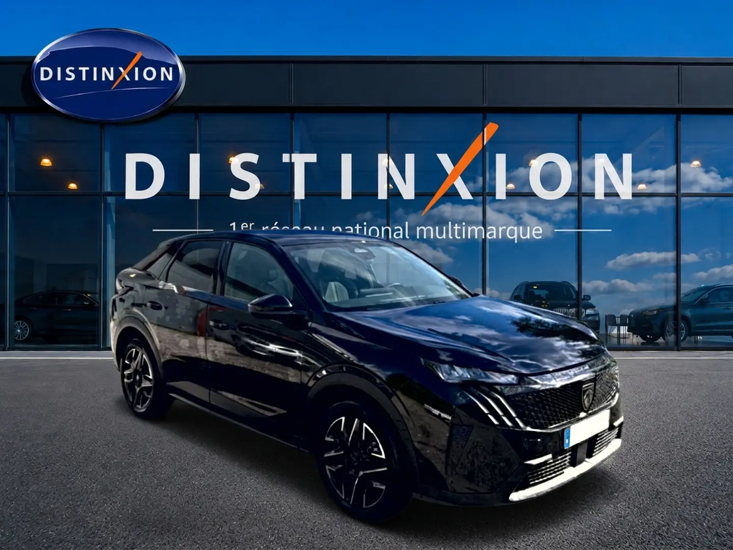 Peugeot 3008 noir en 3/4 avant droit, avec jantes alu et calandre distinctive, devant showroom Distinxion.