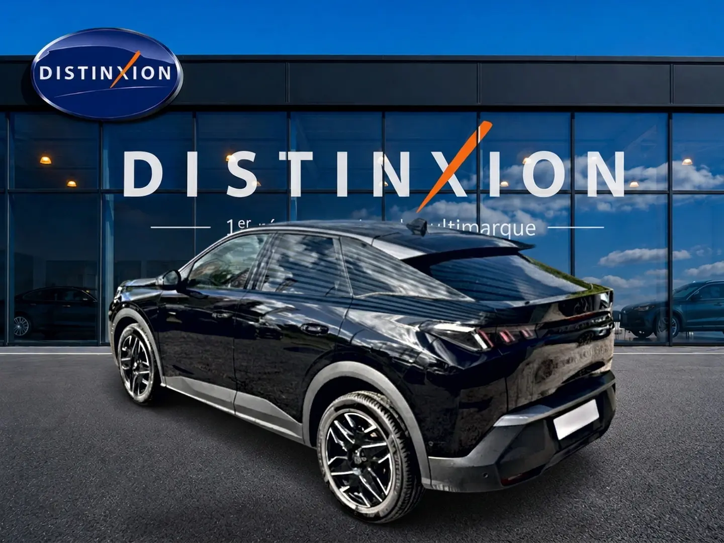 Peugeot 3008 noir vue 3/4 arrière droit, jantes alu noires, vitres surteintées, devant vitrine Distinxion.