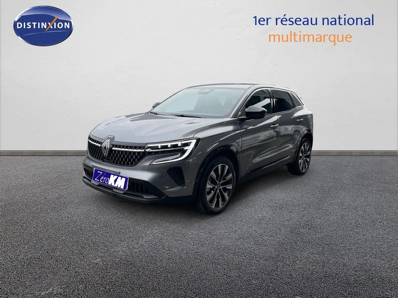 Renault Austral E-Tech gris schiste métal en 3/4 avant droit, mettant en valeur ses phares LED et jantes biton.