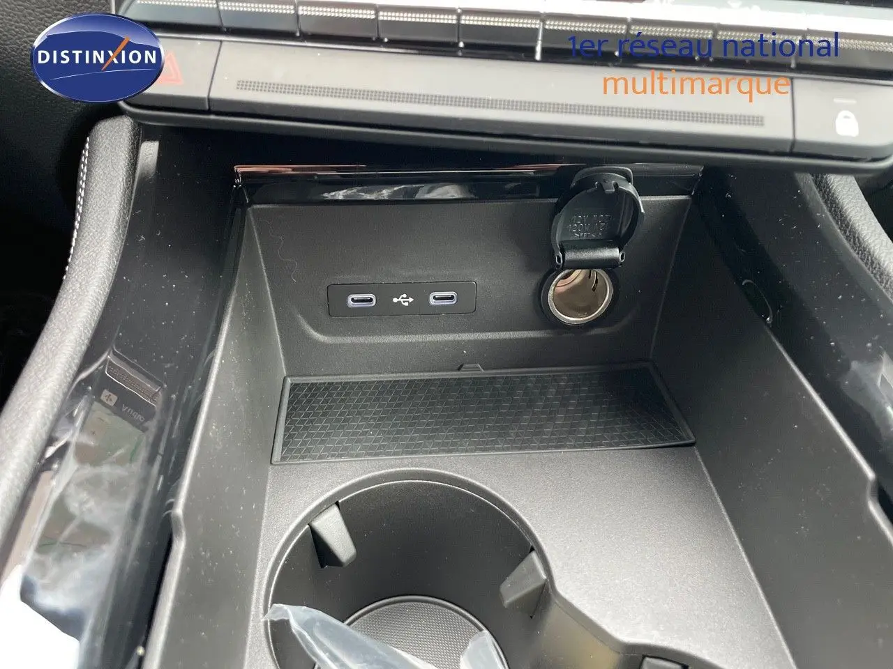Gros plan sur la console centrale du Renault Austral E-Tech 2025, montrant prises USB et allume-cigare.