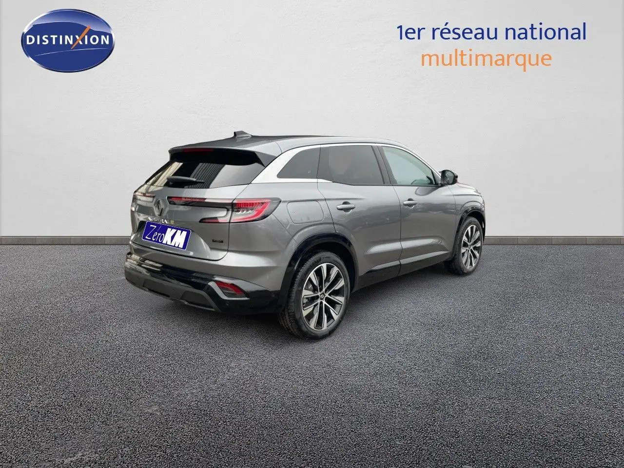 Vue 3/4 arrière droit d'un Renault Austral E-Tech Full Hybrid gris schiste métallisé avec jantes bi-ton et toit noir.