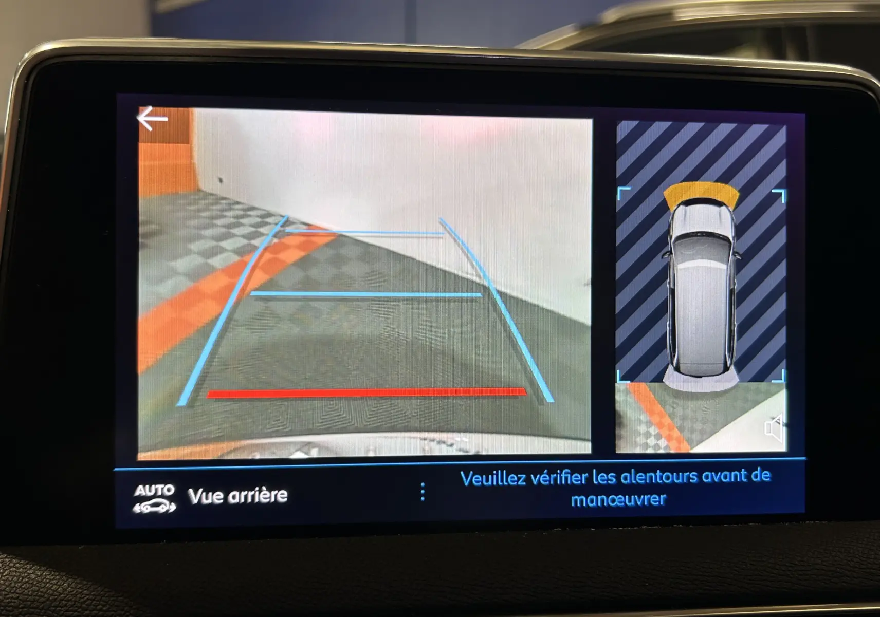 Affichage de la caméra de recul du Peugeot 5008 gris 2020, vue arrière avec lignes de guidage et alerte de proximité.