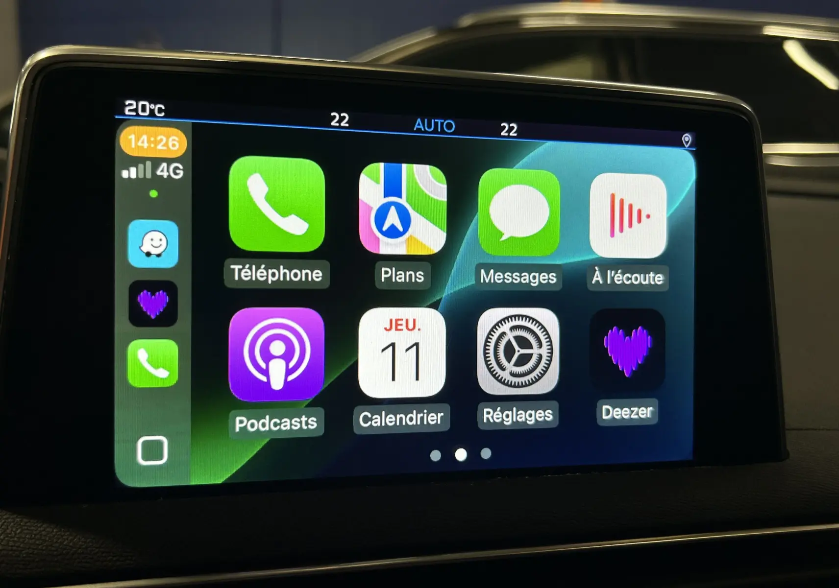 Écran tactile central affichant les applications Apple CarPlay dans un Peugeot 5008 gris, version 2020.