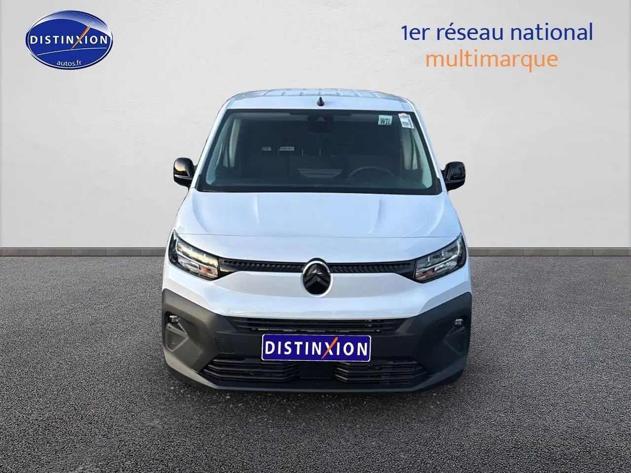 Vue frontale d'un Citroën Berlingo Fourgon XL blanc 2025 avec calandre noire et pare-chocs gris foncé.