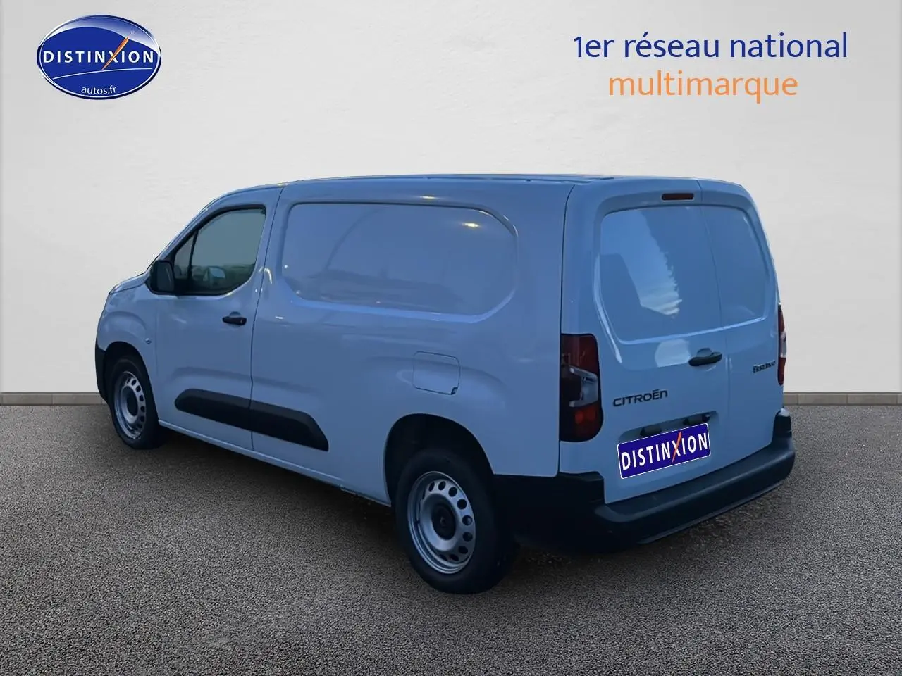 Vue 3/4 arrière droite du Citroën Berlingo Fourgon blanc avec porte latérale coulissante et double portes arrière.