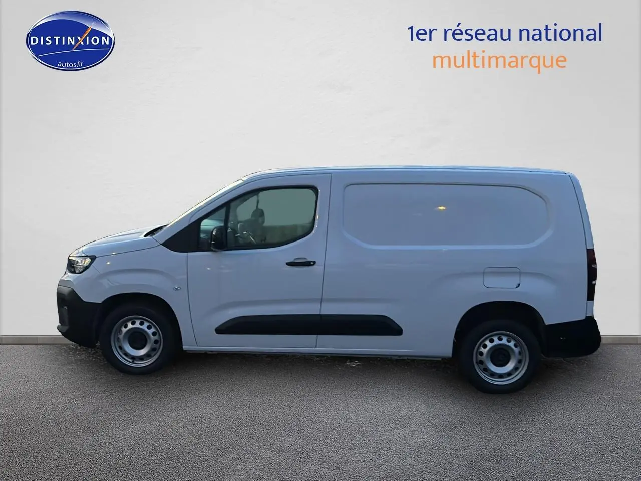 Vue de profil côté gauche d'un Citroën Berlingo Fourgon XL blanc avec porte latérale coulissante et jantes acier.