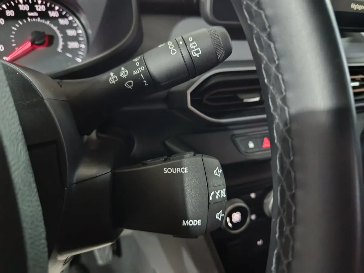 Gros plan sur le volant cuir synthétique et commandes multimédia de la Dacia Sandero Extreme+ TCe 110 2024.