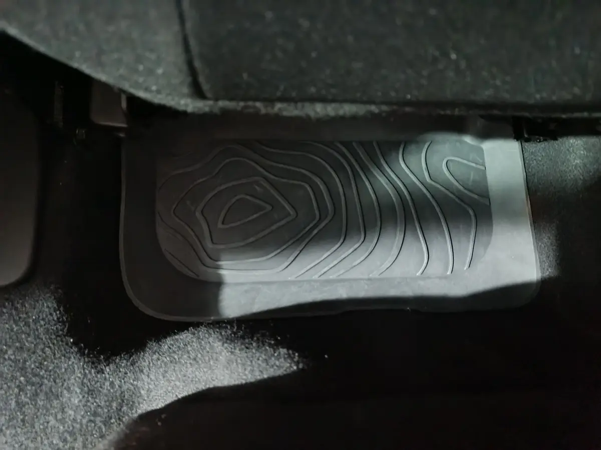 Tapis de sol noir avec motifs en relief dans l'habitacle d'une Dacia Sandero Extreme+ TCe 110 2024.