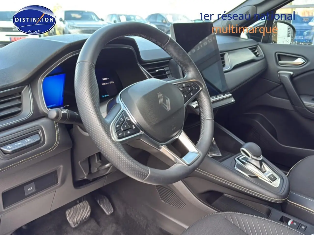 Vue intérieure côté conducteur du Renault Symbioz 2025, volant cuir multifonction et écran tactile vertical.