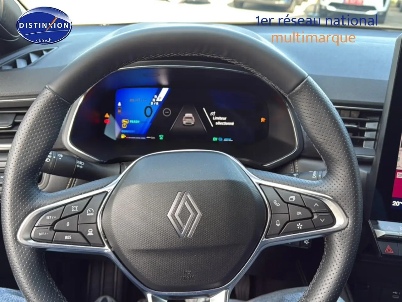 Vue rapprochée du volant cuir multifonction de la Renault Symbioz 2025 avec écran digital et commandes intégrées.