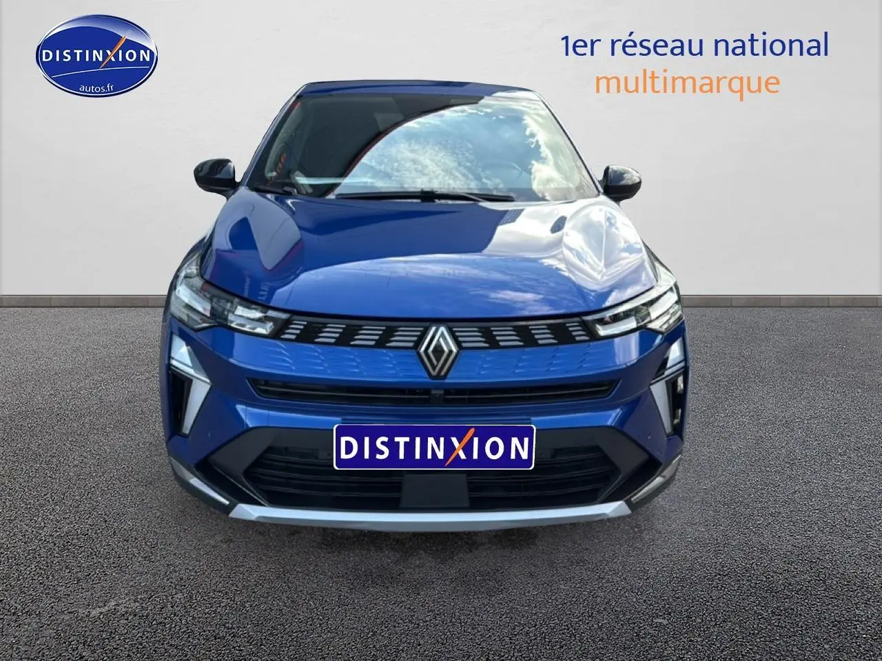Vue avant d'une Renault Symbioz 1.6 e-tech full hybrid 2025 en bleu iron metal avec calandre distinctive et phares LED fins.