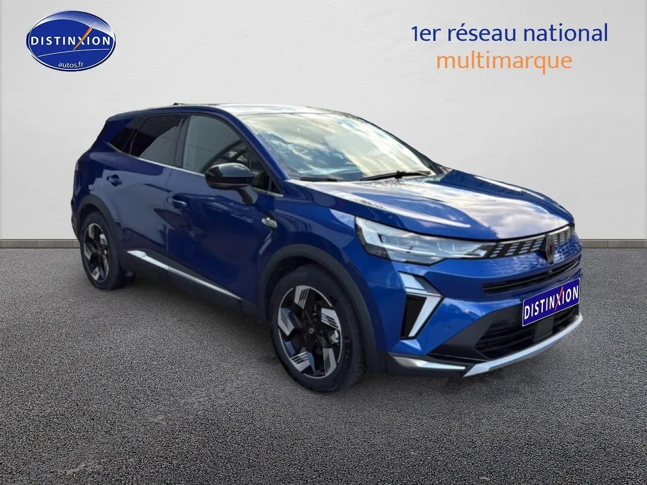 Renault Symbioz bleu iron metal en 3/4 avant droit, avec jantes modernes et calandre distinctive.