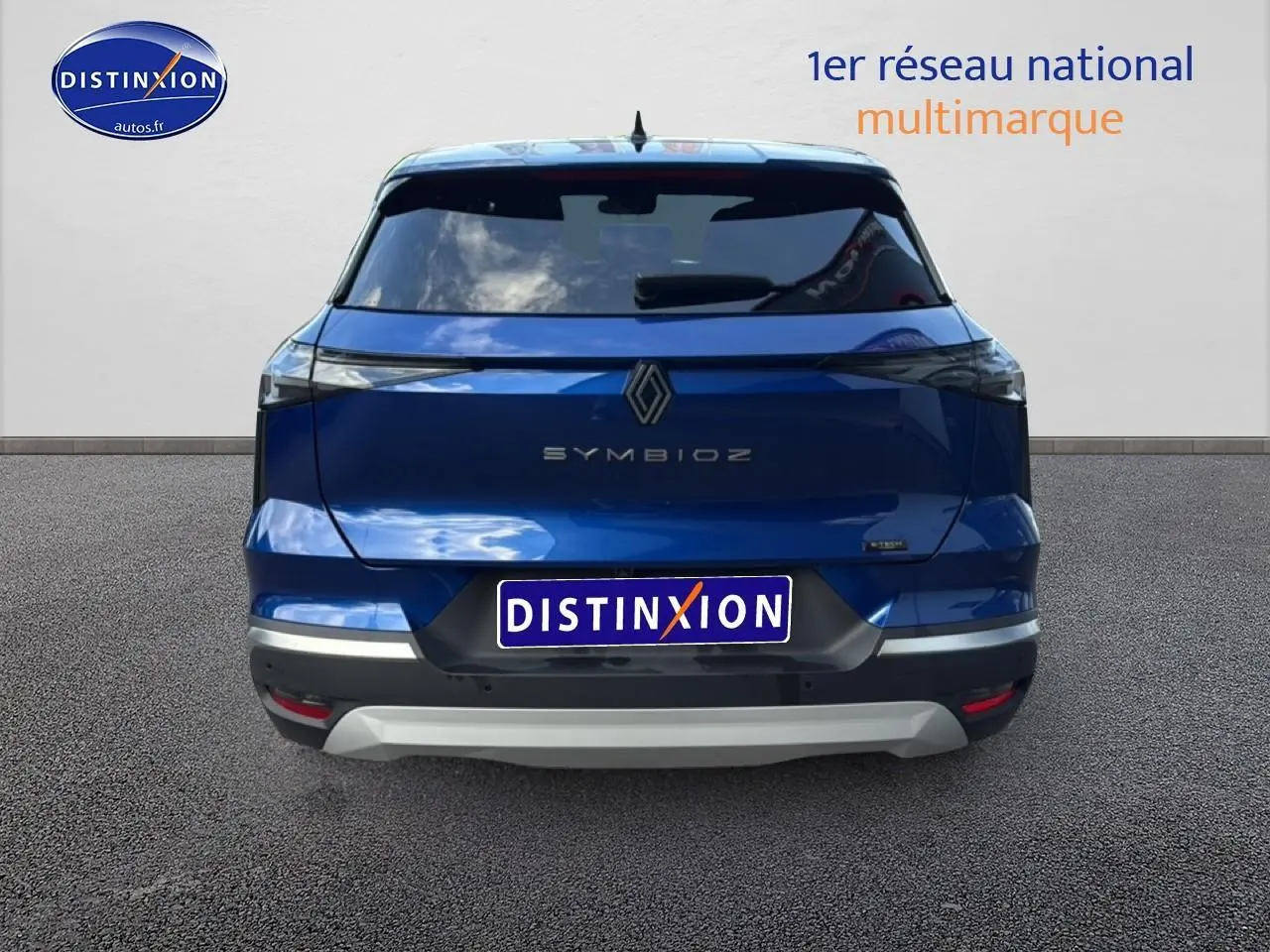 Vue arrière d'une Renault Symbioz bleu iron metal 2025 avec logo et feux arrière fins horizontaux.