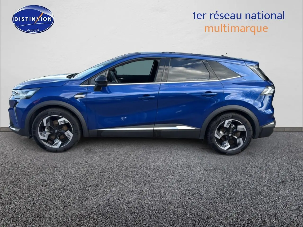 Profil côté gauche du Renault Symbioz 2025 bleu iron metal avec jantes modernes et vitres arrière surteintées.