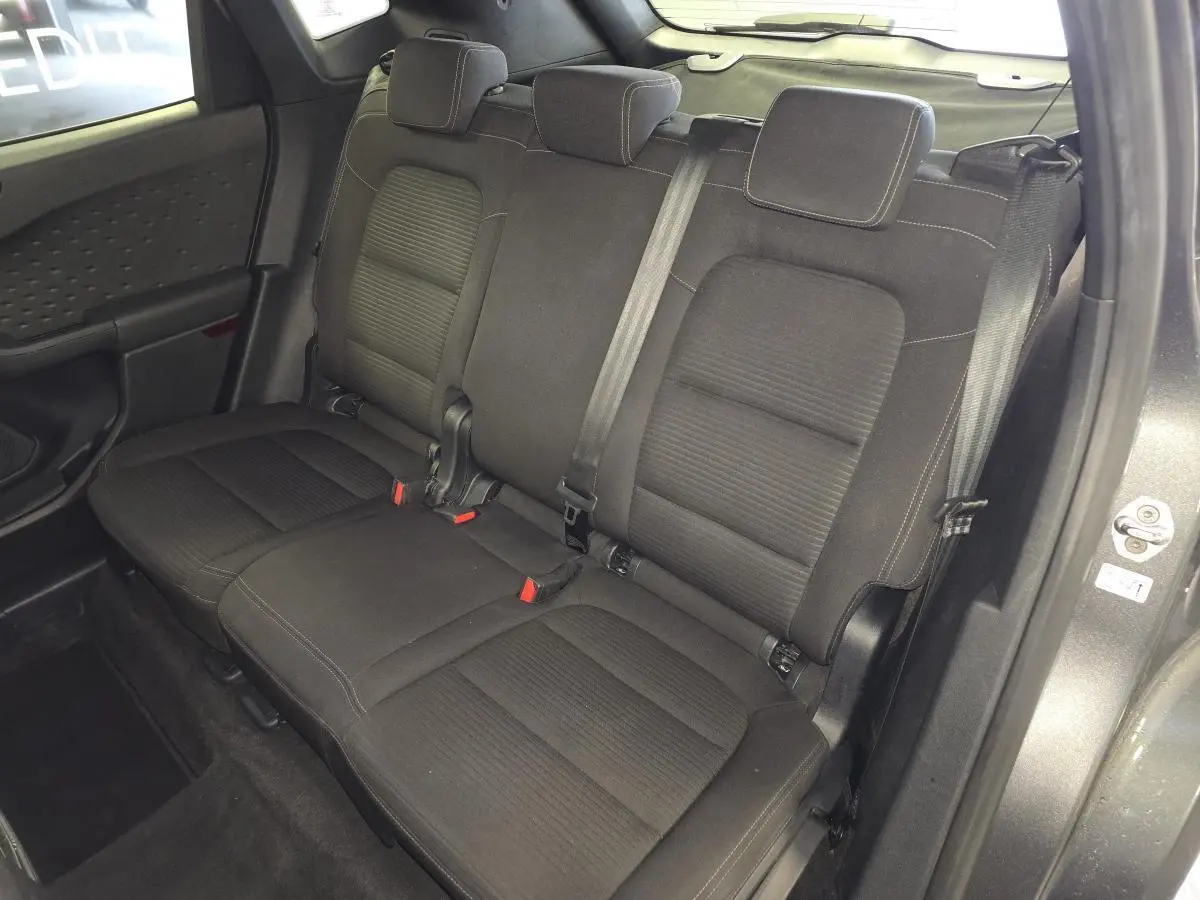 Vue intérieure du siège arrière tissu noir du Ford Kuga 1.5 EcoBlue 2020 avec ceintures et appuie-têtes visibles.