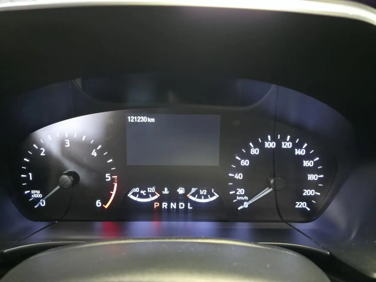 Combiné d'instrumentation du Ford Kuga 2020, affichage digital et compte-tours, vitesse et jauges éclairés en blanc.