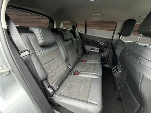 Vue latérale intérieure du siège arrière gris clair en cuir et alcantara du Citroën C5 Aircross 2022, avec ceintures et appuie-têtes.