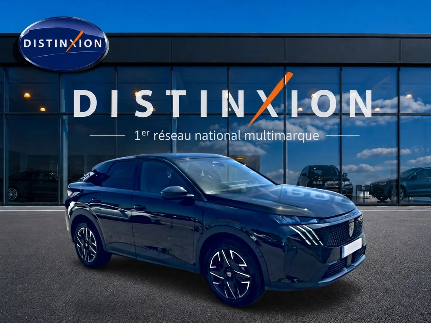 Peugeot 3008 noir en 3/4 avant droit, avec jantes alu et feux LED, devant une vitrine Distinxion.