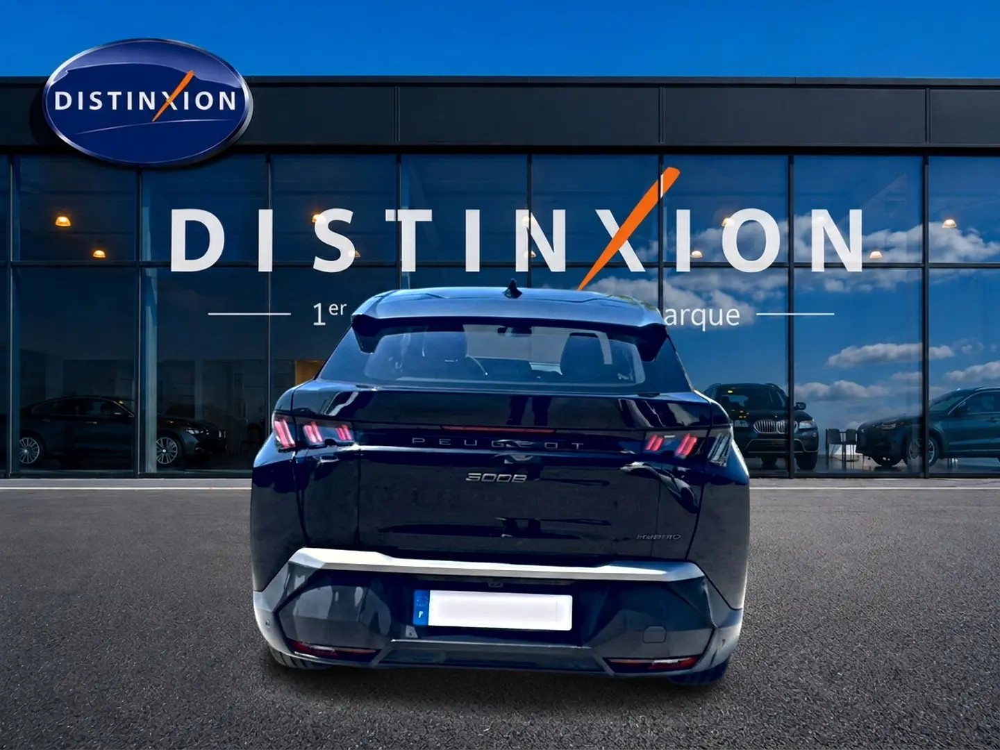 Vue arrière d'un Peugeot 3008 noir 2025 avec feux LED caractéristiques et becquet arrière visible devant une vitrine Distinxion.