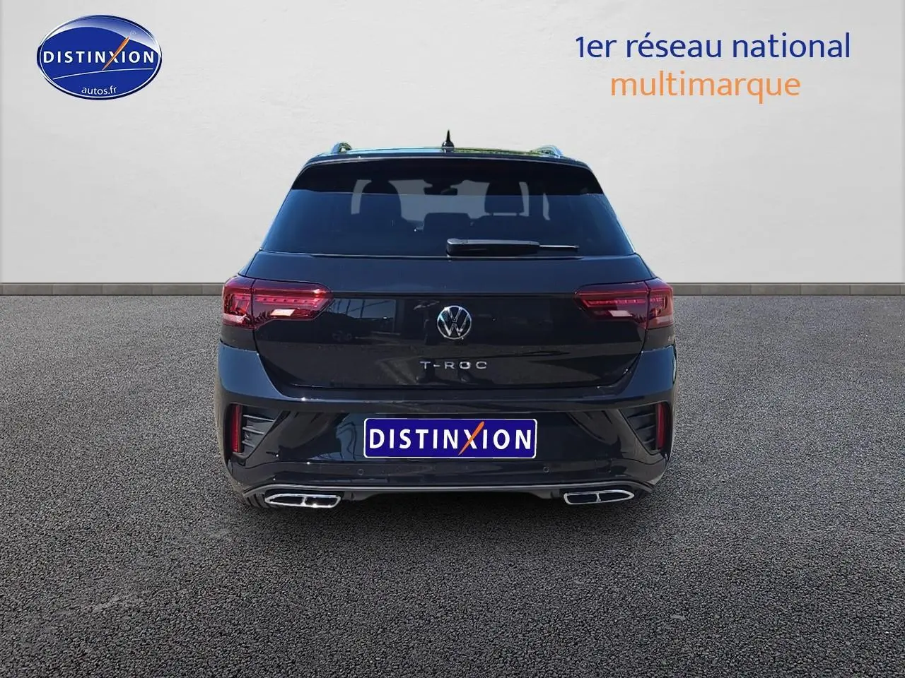 Vue arrière d'un Volkswagen T-Roc noir perle avec feux LED et double sortie d'échappement chromée.