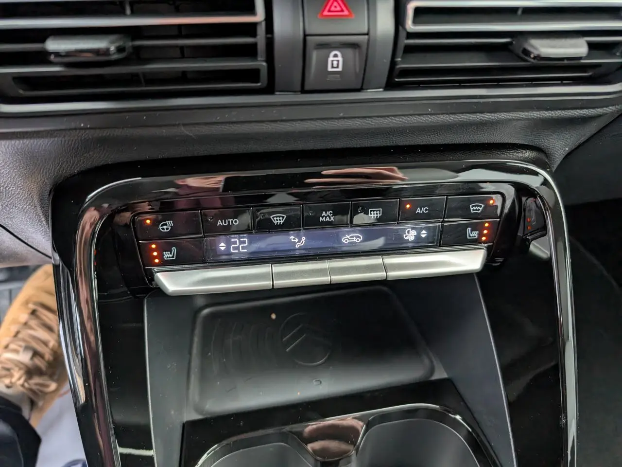 Panneau de commande de climatisation et recharge sans fil dans l'habitacle du Citroën C3 Aircross 2025.