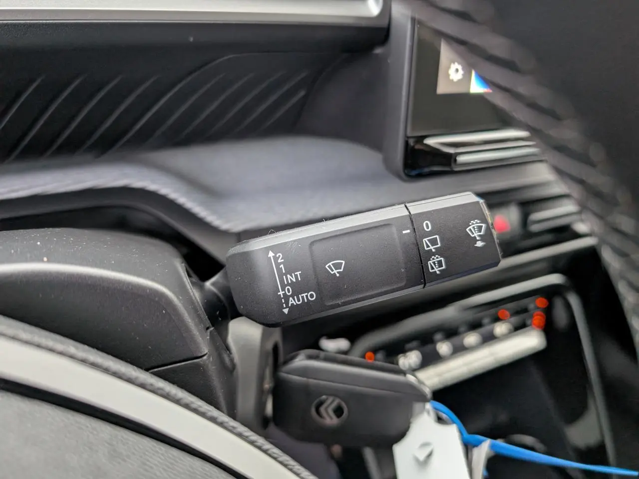 Gros plan sur la commande des essuie-glaces dans l'habitacle du Citroën C3 Aircross gris métallisé 2025.