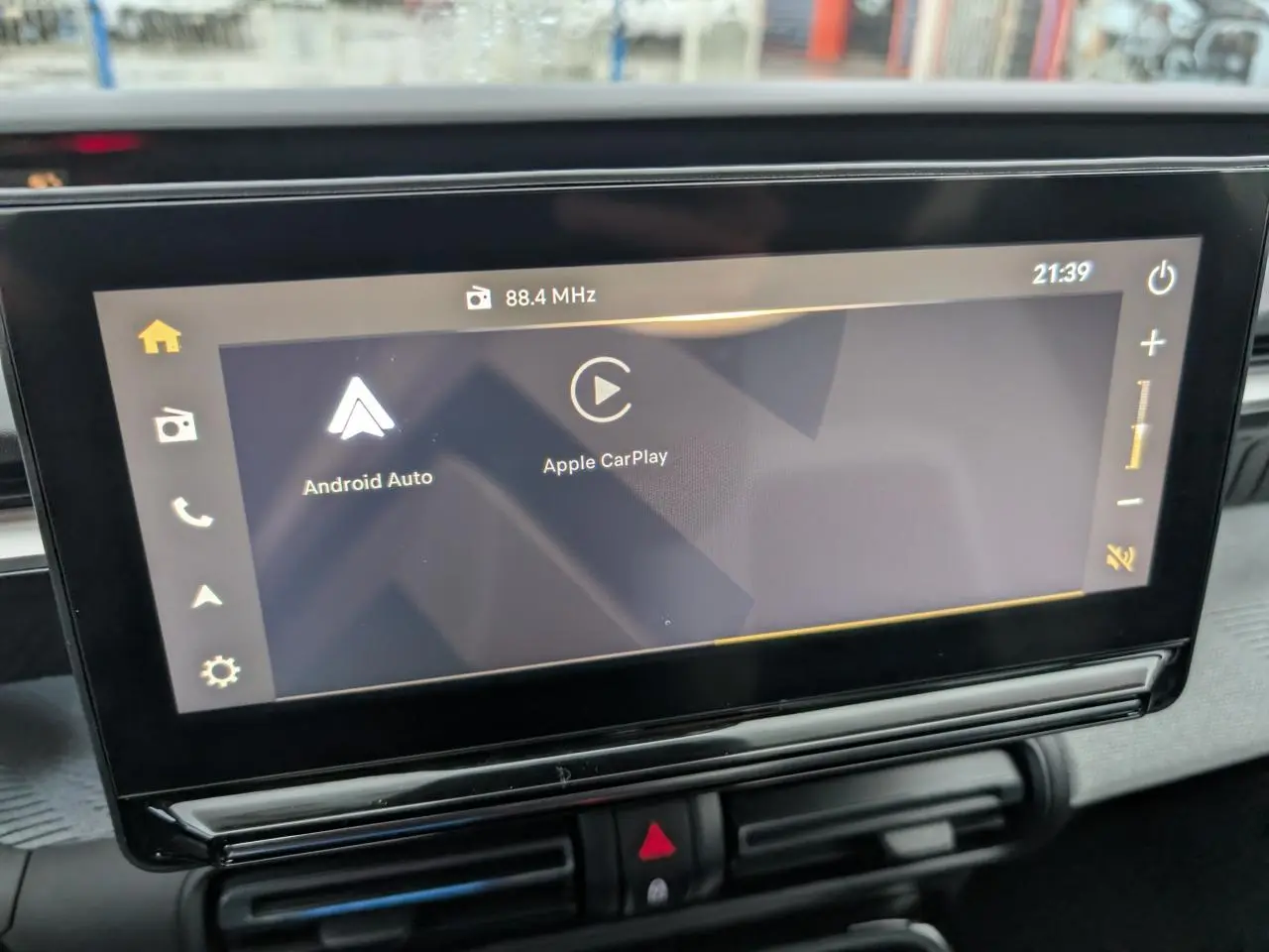 Écran tactile central du tableau de bord du Citroën C3 Aircross 2025 affichant Android Auto et Apple CarPlay